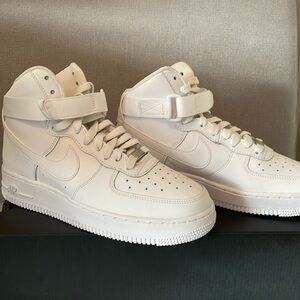 NIKE Air Force 1 | High Top Triple White
Youth Size 6 = Womens 7.5